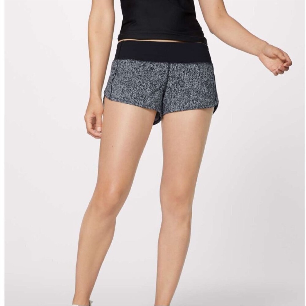 Women's Lululemon Speed Up Low-Rise Short 2.5" in Speckled black/white Size 6